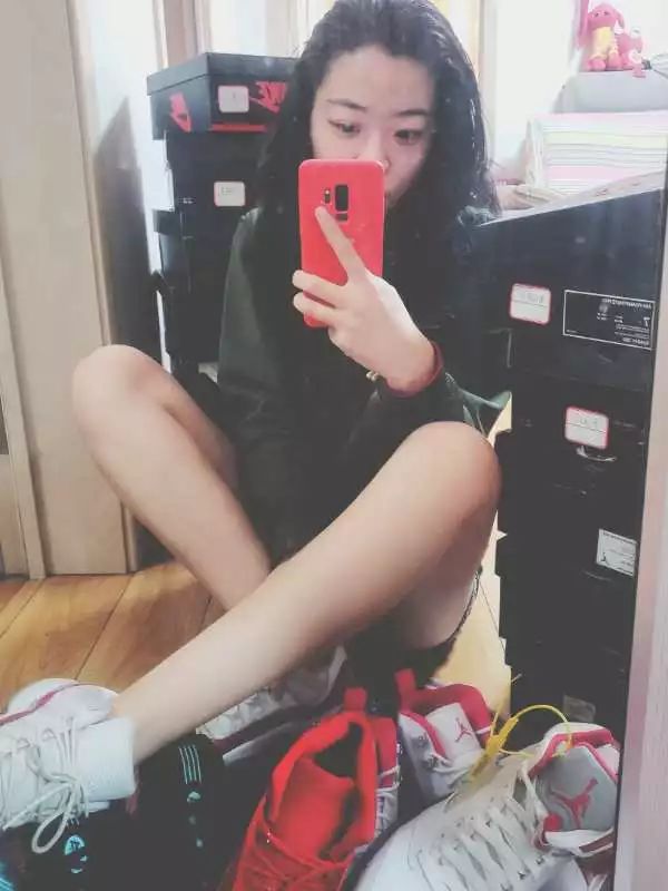 snkr girls|元旦最养眼球鞋美女集合!你能顶住她们性感诱惑的眼神吗?