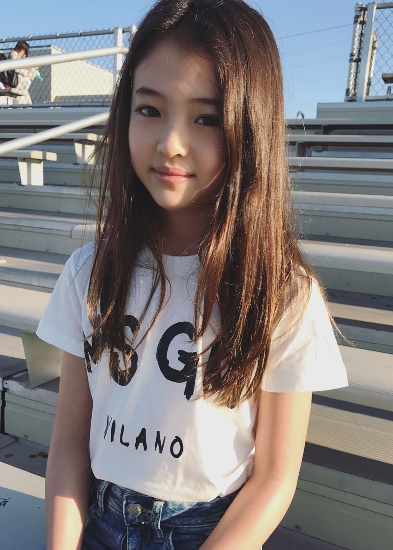 在日常生活中,ella与普通11岁女孩子一样,可爱,搞怪,喜欢在万圣节装扮