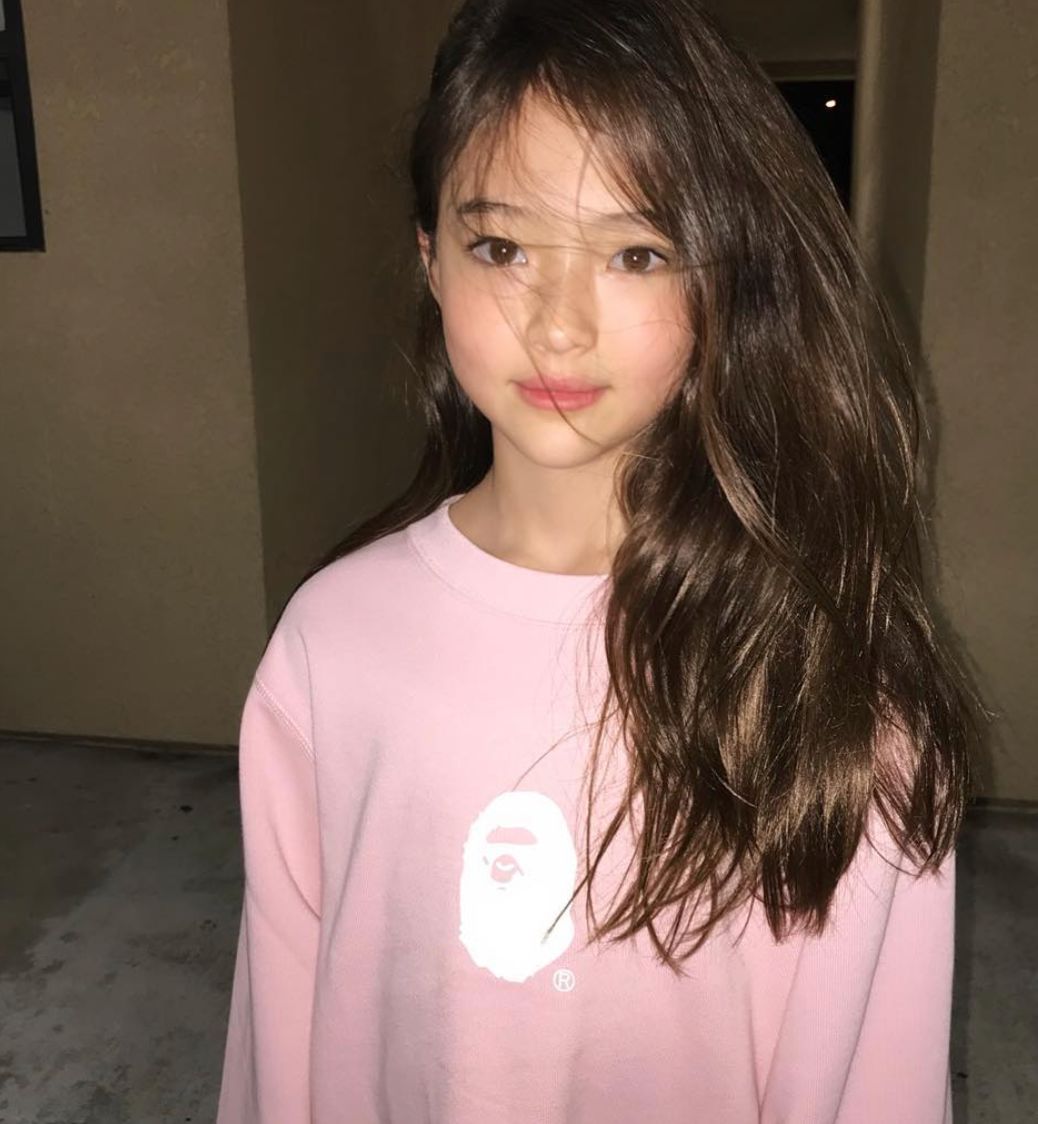在日常生活中,ella与普通11岁女孩子一样,可爱,搞怪,喜欢在万圣节