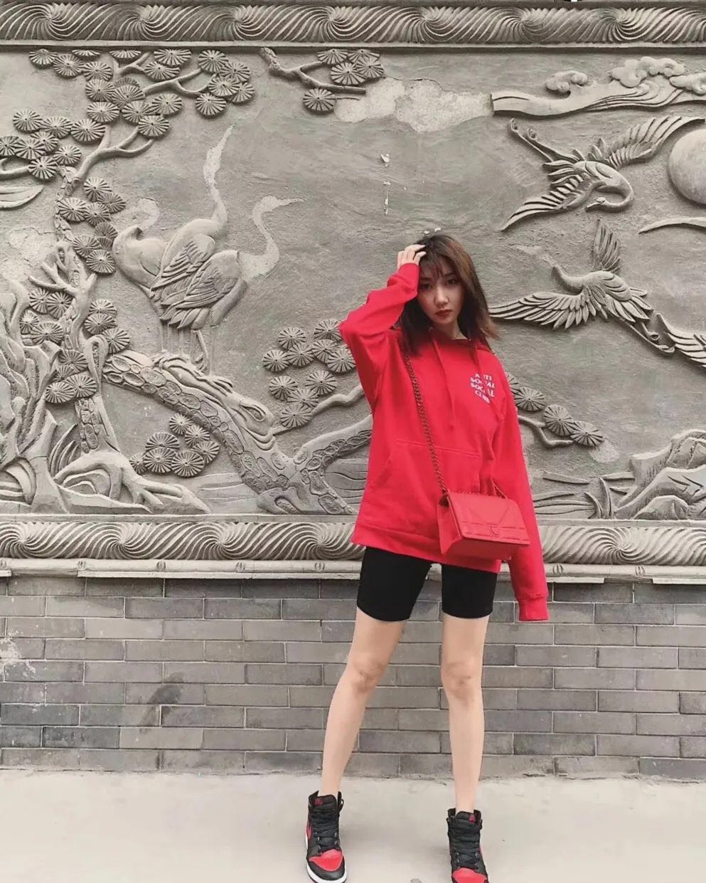 从爷系女rapper到性感甜美女爱豆,乃万是追梦还是恰烂钱?