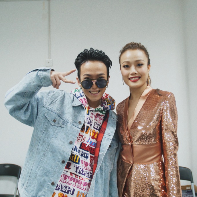 在东方卫视的跨年晚会中和容祖儿合影