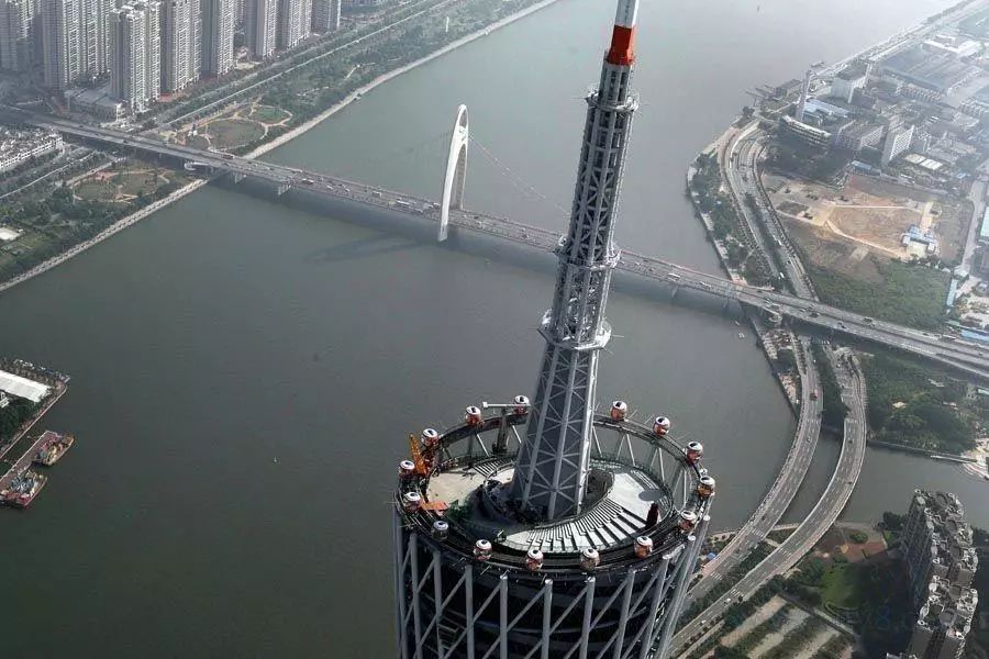 广州塔上有一个必玩的景点,就是这个世界上最高的摩天轮啦!